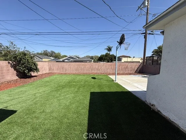 Yard with artifical grass