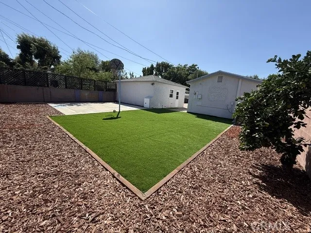 Yard with artifical grass