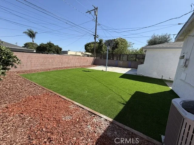 Yard with artifical grass