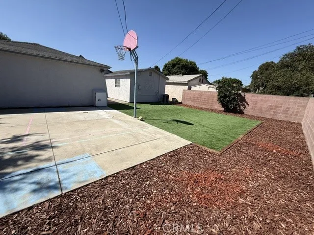 Yard with artifical grass