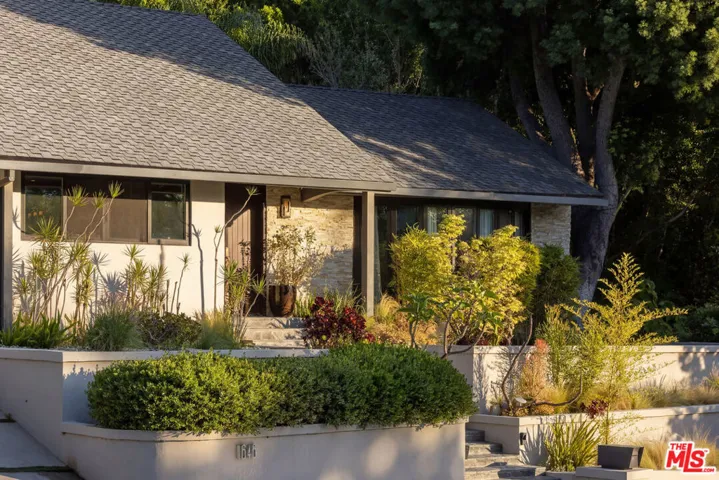 1646 San Ysidro Drive, Beverly Hills, California 90210