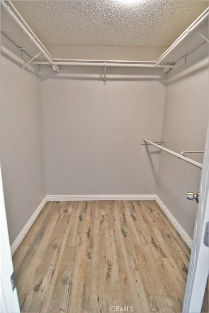 15 Walk-in Closet
