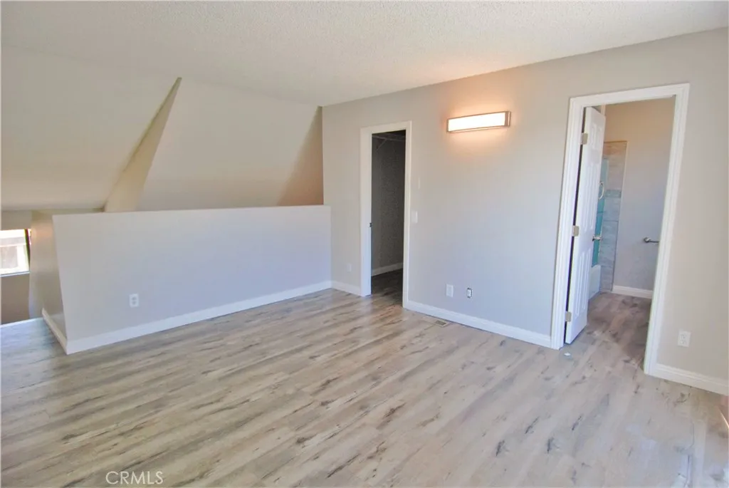 11 upstairs Bedrm w Full Bathrm&Walk-in closet