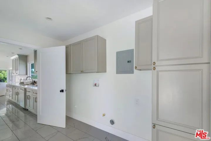 4204 Olympiad Drive, Los Angeles, California 90043