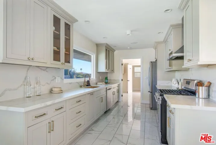 4204 Olympiad Drive, Los Angeles, California 90043