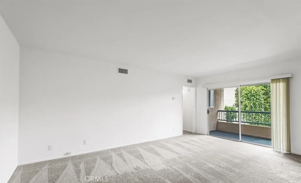 18307 Burbank 68, Tarzana, California 91356 — photo 4