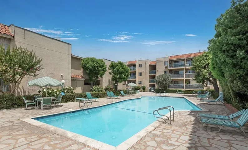 18307 Burbank 68, Tarzana, California 91356