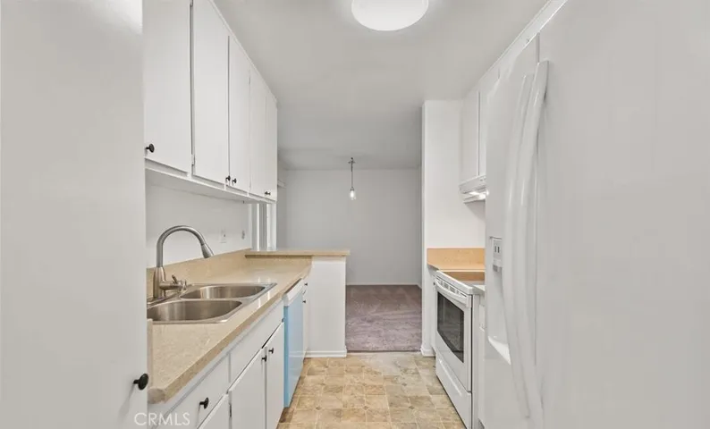 18307 Burbank 68, Tarzana, California 91356