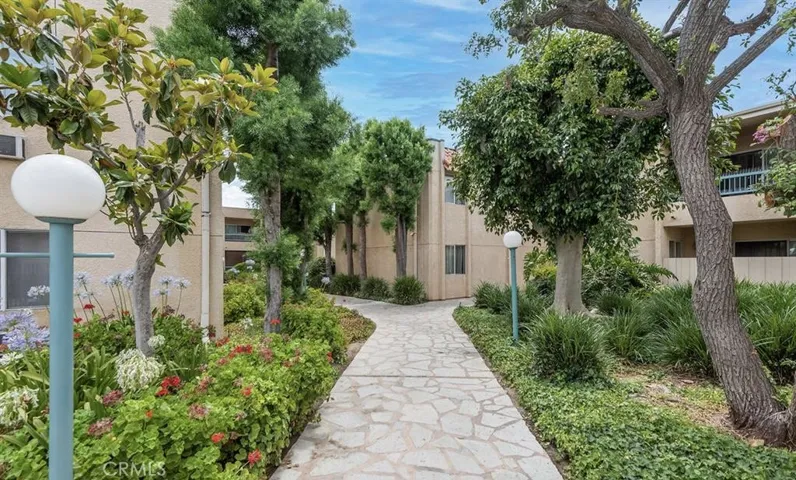18307 Burbank 68, Tarzana, California 91356