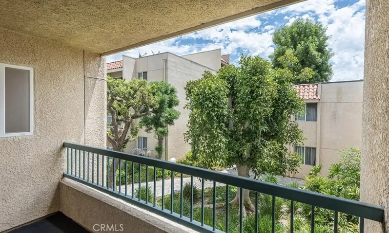 18307 Burbank 68, Tarzana, California 91356