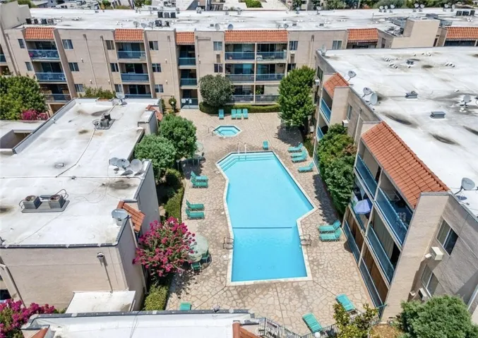 18307 Burbank 68, Tarzana, California 91356