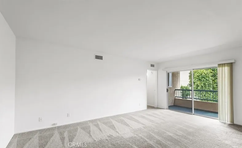18307 Burbank 68, Tarzana, California 91356