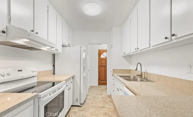18307 Burbank 68, Tarzana, California 91356