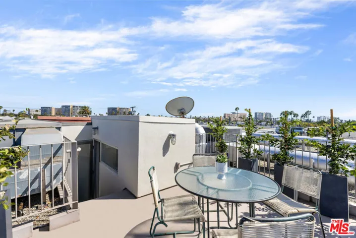 2124 Narcissus Court, Venice, California 90291