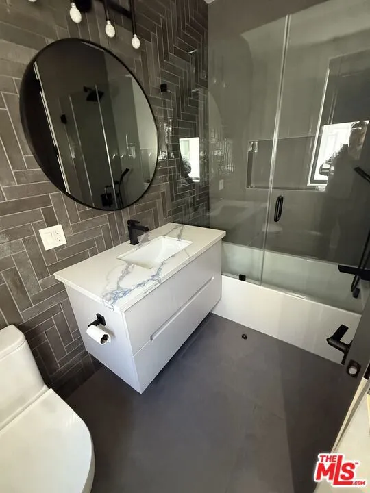 Full Bathroom 2