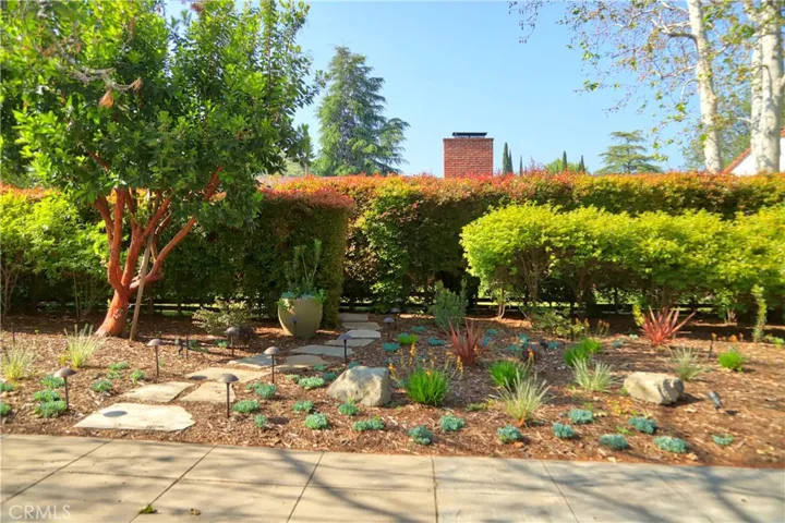 1525 Opechee Way, Glendale, California 91208