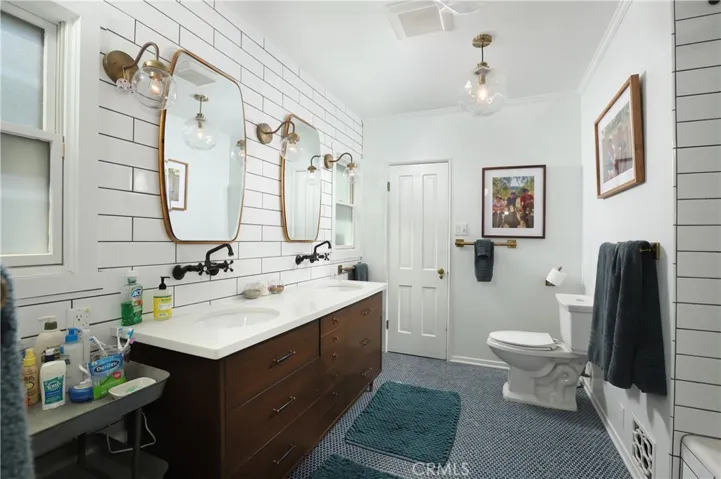 1525 Opechee Way, Glendale, California 91208