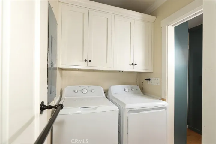 1525 Opechee Way, Glendale, California 91208