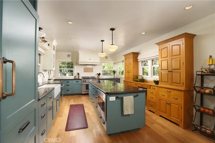 1525 Opechee Way, Glendale, California 91208