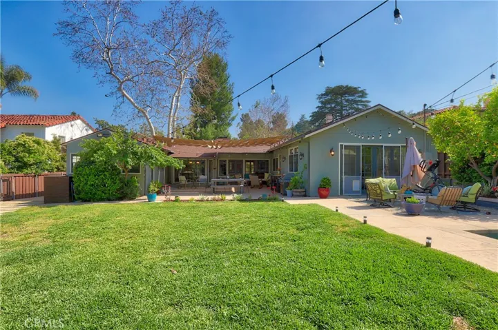 1525 Opechee Way, Glendale, California 91208