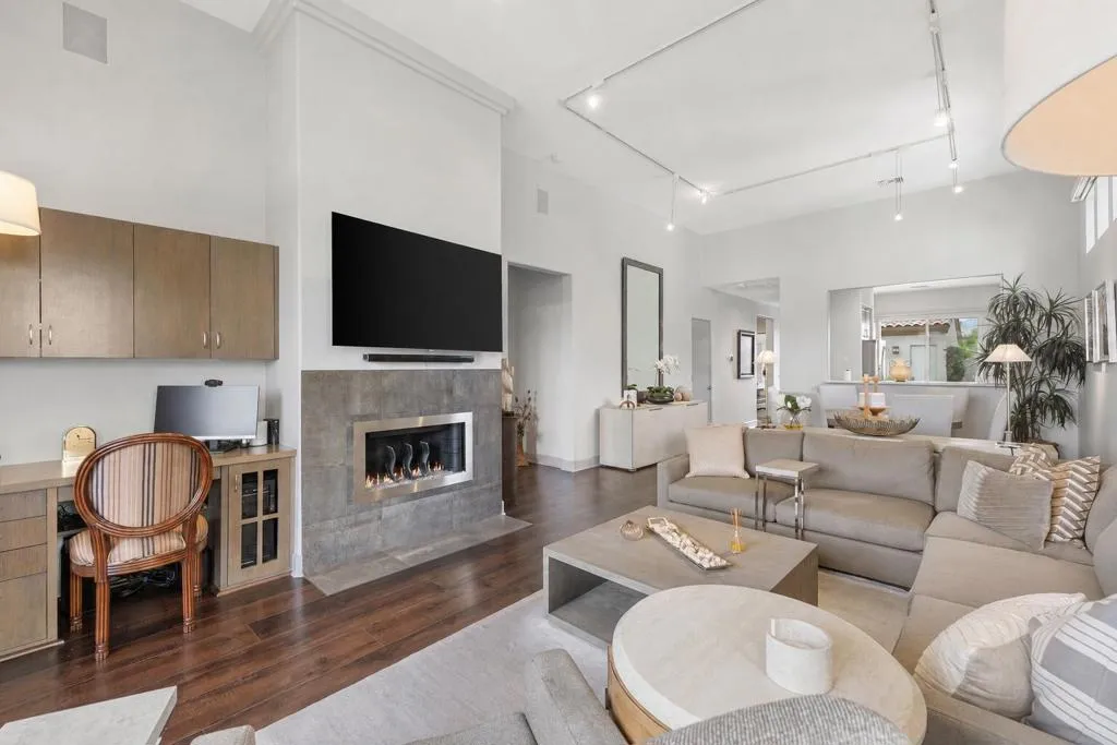 544 Desert Holly Dr