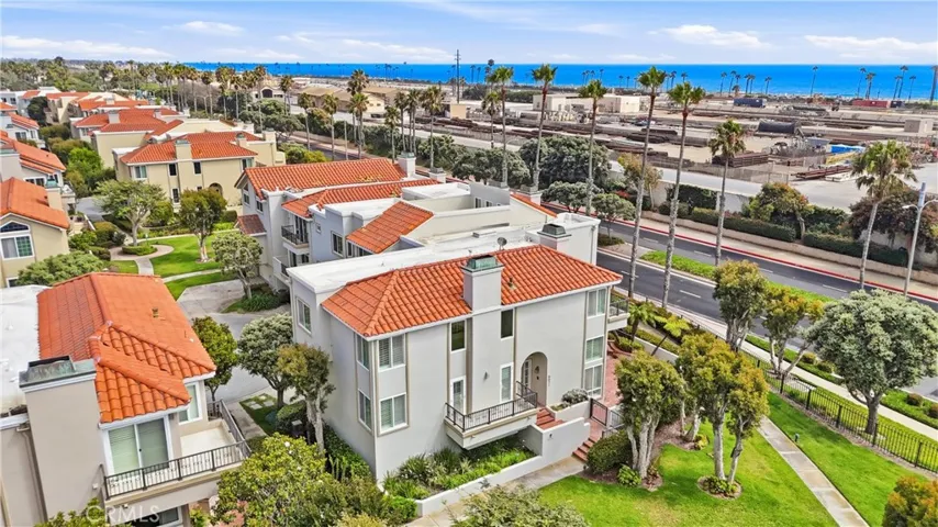 6051 Broadstone Circle, Huntington Beach, California 92648