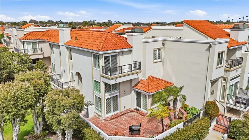 6051 Broadstone Circle, Huntington Beach, California 92648