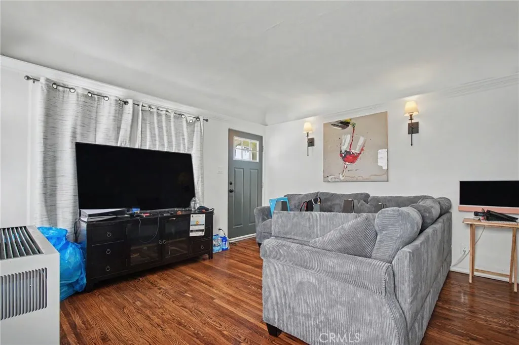 1423 unit living room