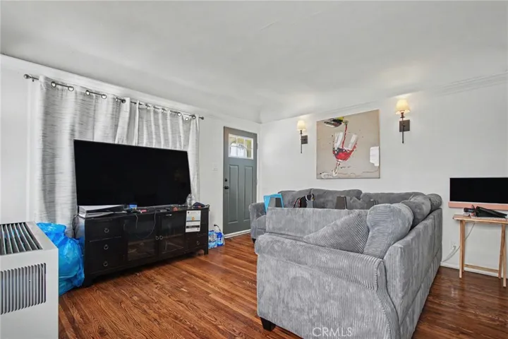 1423 unit living room