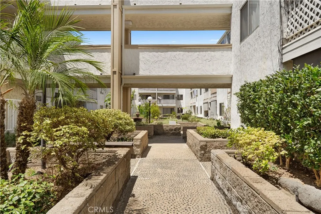 Landscaped community courtyard with fountain