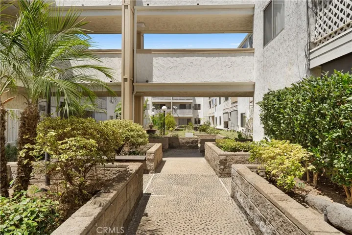 Landscaped community courtyard with fountain