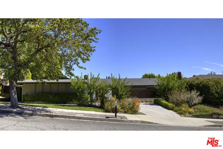 22427 De Kalb Drive, Calabasas, California 91302