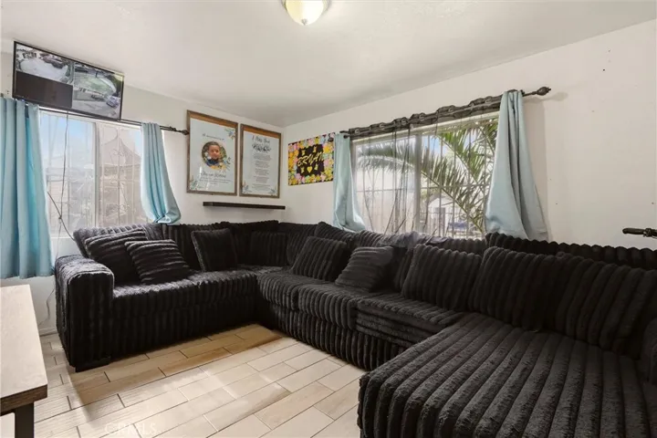 725 E 40th Pl - Living Room