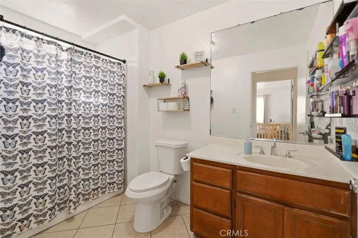 725 E 40th Pl - Bathroom