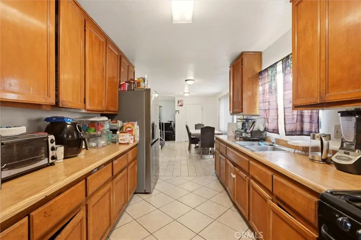 725 E 40th Pl - Kitchen