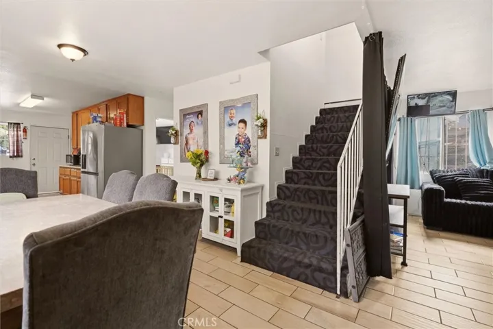 725 E 40th Pl - Staircase