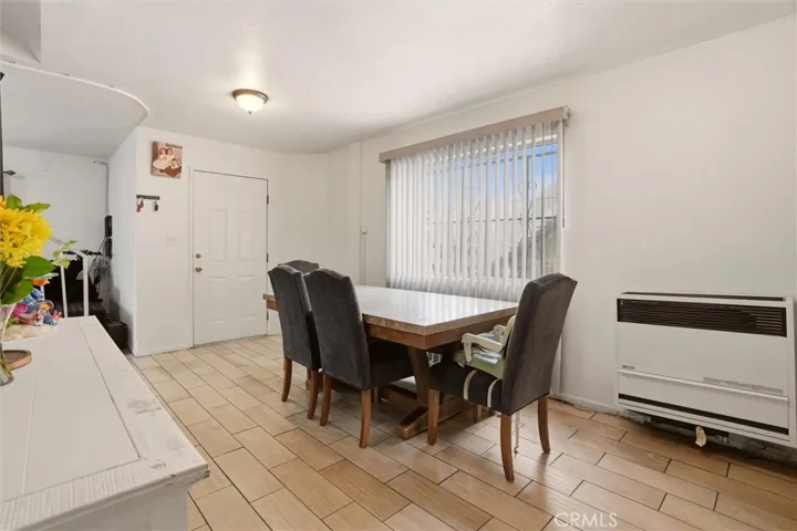 725 E 40th Pl - Eating Area