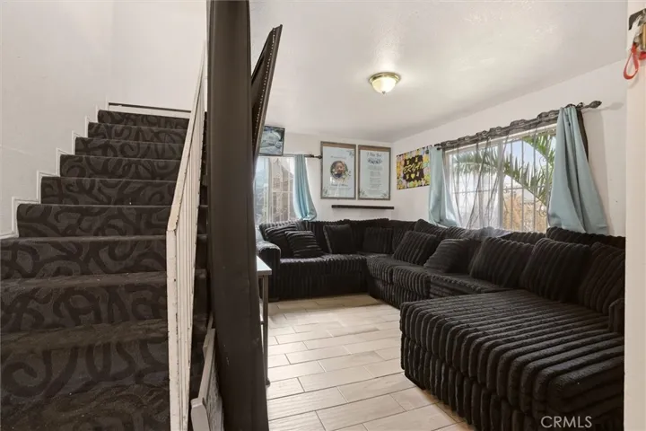 725 E 40th Pl - Living Room