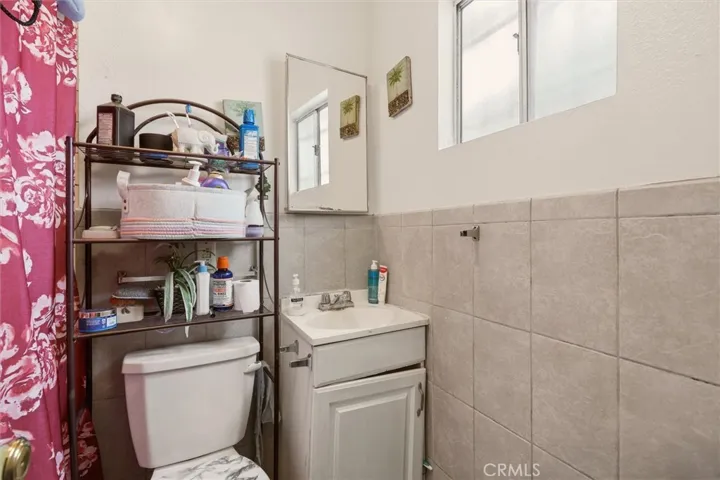 725 E 1/2 40th Pl - Bathroom