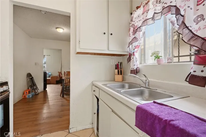 727 E 1/2 40th Pl - Kitchen