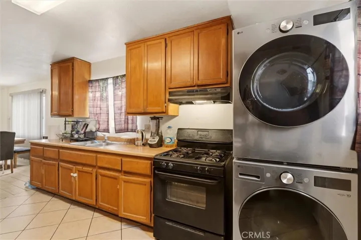 725 E 40th Pl - Kitchen
