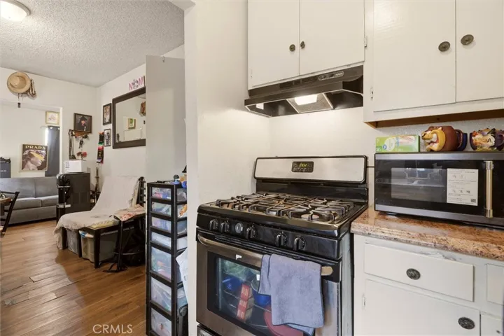 725 E 1/2 40th Pl - Kitchen