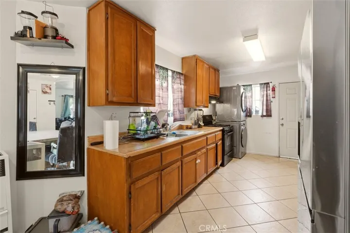 725 E 40th Pl - Kitchen