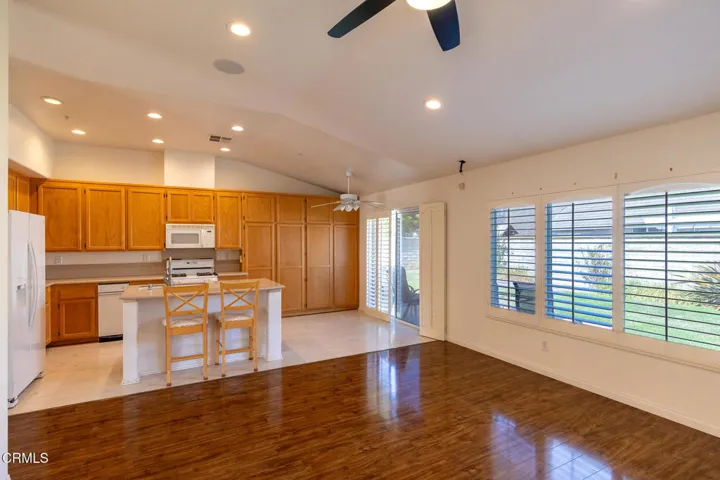 652 Teresa St-11