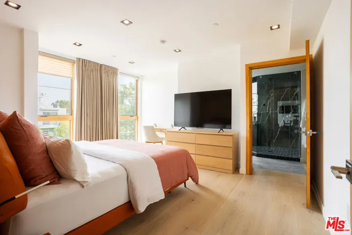547 N Sweetzer Avenue 102, West Hollywood, California 90048