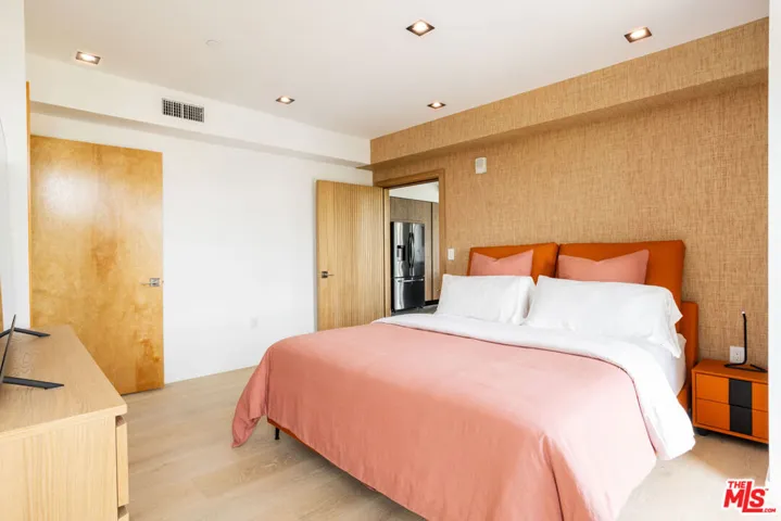 547 N Sweetzer Avenue 102, West Hollywood, California 90048