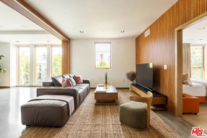 547 N Sweetzer Avenue 102, West Hollywood, California 90048