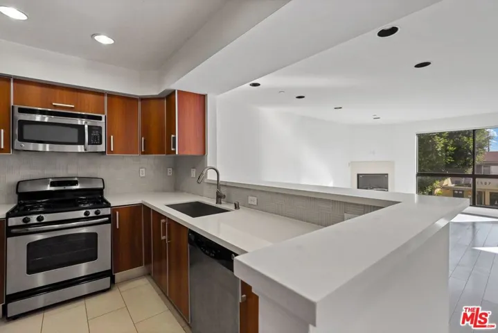 1518 Federal 305, Los Angeles, California 90025