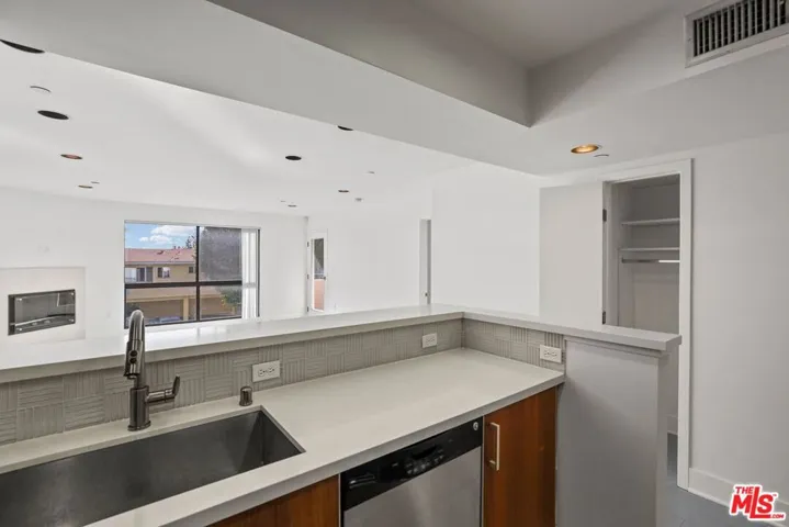 1518 Federal 305, Los Angeles, California 90025