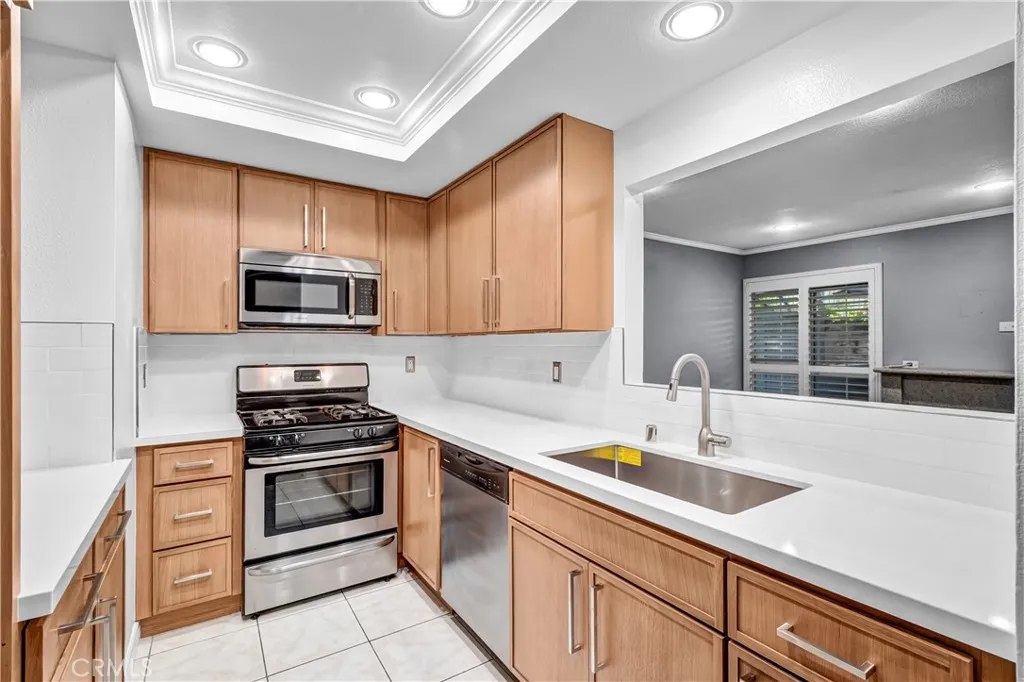 Brand new kitchen cabinets and quartz countertops